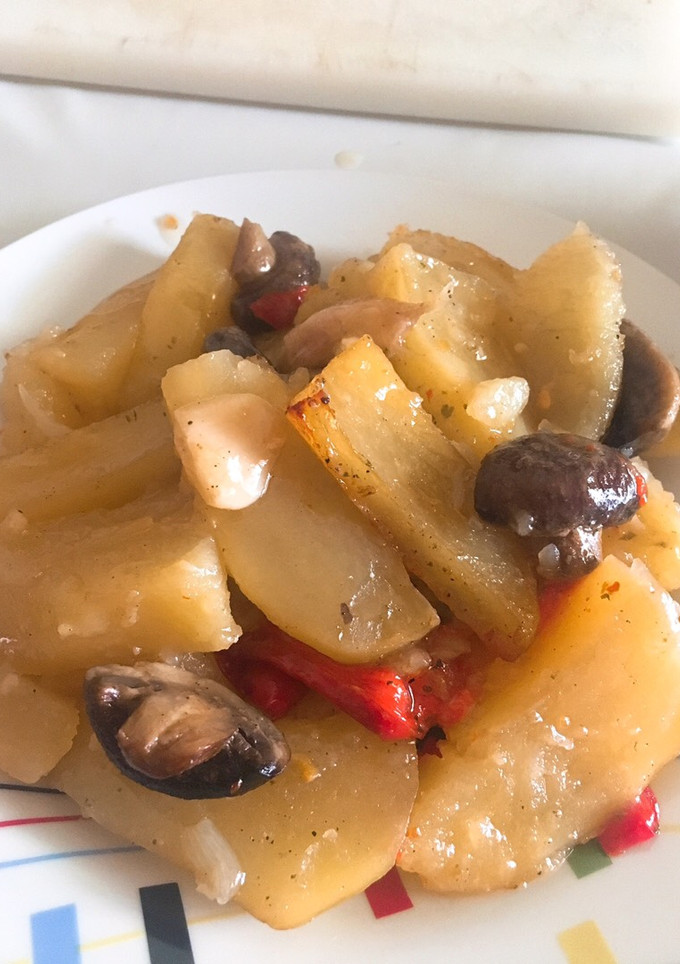 Una foto de Patatas al horno con champiñones🥔
