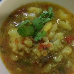 A picture of Potato sung tomato in pressure cooker.