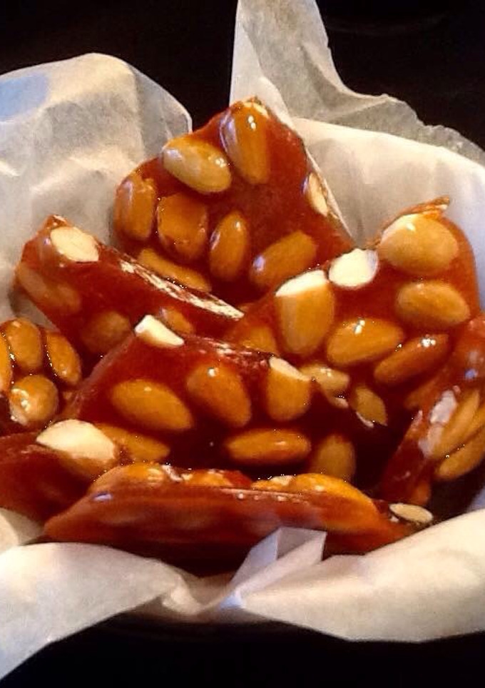 Una foto de Láminas de caramelo y almendras