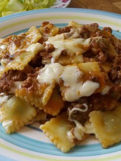 Una foto de Ravioles de ricotta y espinaca con salsa de carne y tomate a la albahaca