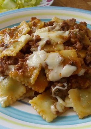 Una foto de Ravioles de ricotta y espinaca con salsa de carne y tomate a la albahaca