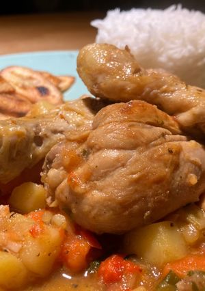 Una foto de Sudado de pollo colombiano