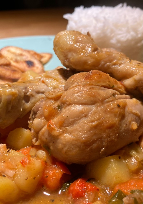 Una foto de Sudado de pollo colombiano