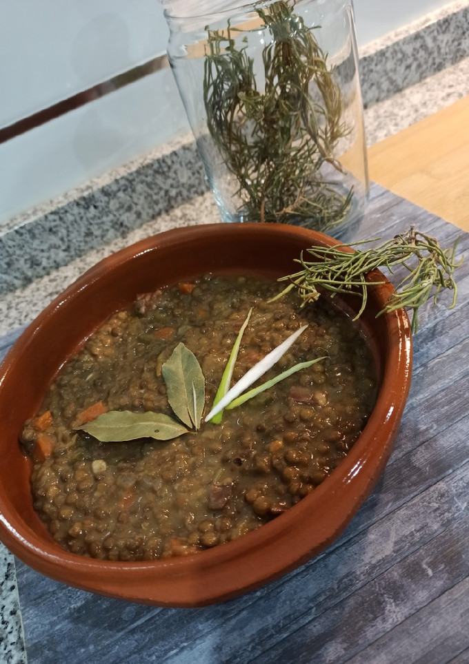 Una foto de Lentejas choriceras y jamoneras 🥓🍖🥣