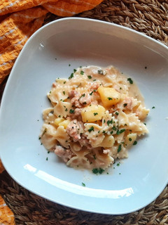 Foto di Farfalle cremose salsiccia e patate