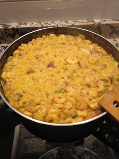 Una foto de Arroz de gambas, calamares y verduras
