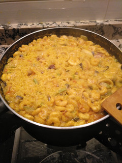 Una foto de Arroz de gambas, calamares y verduras