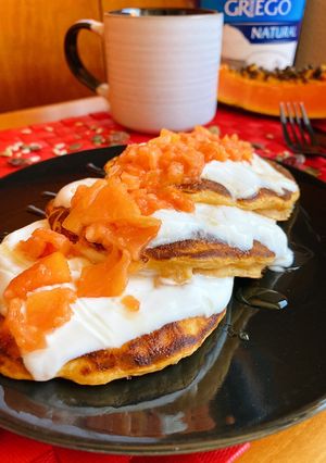 Una foto de Tortitas de papaya y yogur griego