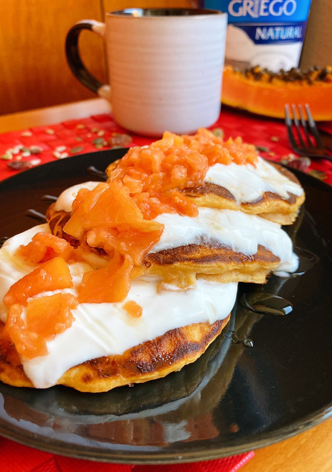 Una foto de Tortitas de papaya y yogur griego