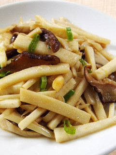 【厚生廚房】麻油筍香炒菇 的食譜成品照片