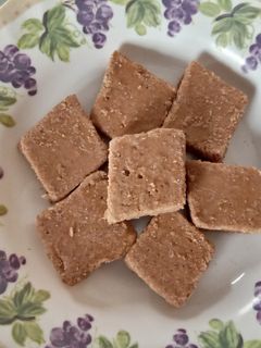સુખડી (sukhdi recipe in Gujarati) રેસીપી મુખ્ય ફોટો