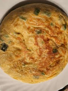 Una foto de Tortilla de patata, calabacín y pimiento