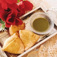 A picture of Aloo Matar samosa with homemade samosa patti.