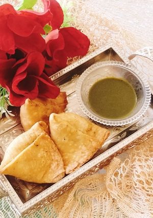 A picture of Aloo Matar samosa with homemade samosa patti.