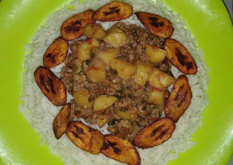 White rice and plantain with minced meat sauce