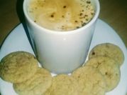 Una foto de café con leche