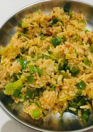 વેજ ફ્રાઇડ રાઈસ (Veg Fried Rice Recipe In Gujarati) રેસીપી મુખ્ય ફોટો