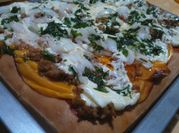 Una foto de pizza con pollo barbacoa