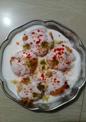 દહીં વડા (Dahi Vada Recipe In Gujarati) રેસીપી મુખ્ય ફોટો