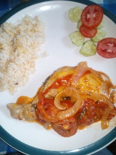 Una foto de Pollo encebollado