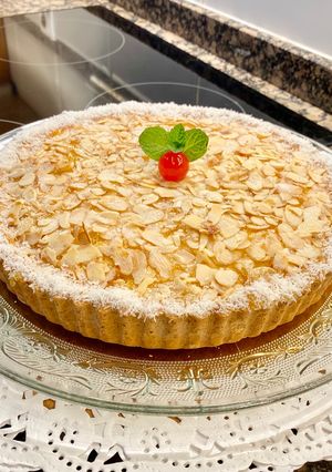 Una foto de Pastel con naranja y almendras laminadas (Cake with orange and sliced almonds)