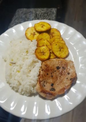 Una foto de Lomo pimienta, arroz y maduro