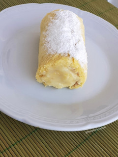 Una foto de Mini pionono relleno de crema de limón