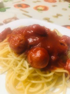 Una foto de Fideos con vienesas