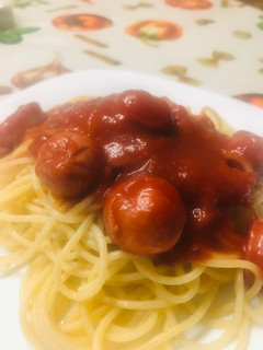 Una foto de Fideos con vienesas