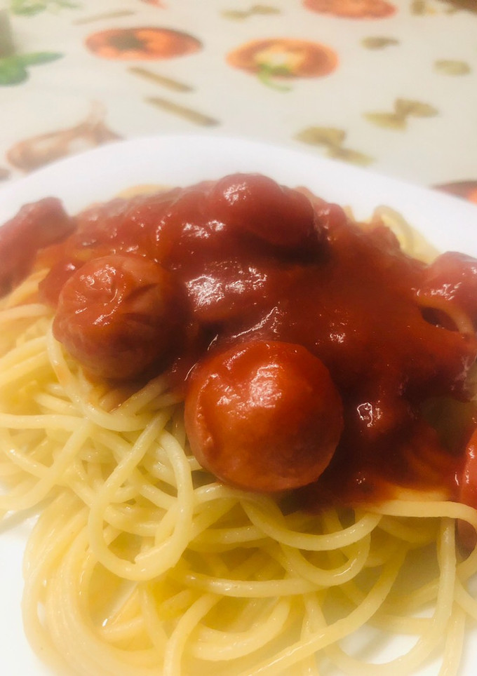 Una foto de Fideos con vienesas