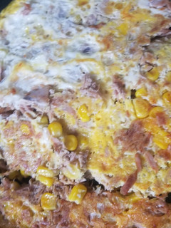 Una foto de Tortilla de atún y maíz