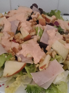 Una foto de Ensalada de pavo y manzana Hollywood