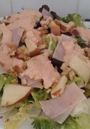 Una foto de Ensalada de pavo y manzana Hollywood