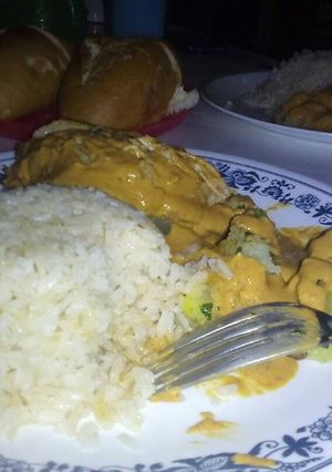 Una foto de Pollo con papas en crema de chipotle 😋