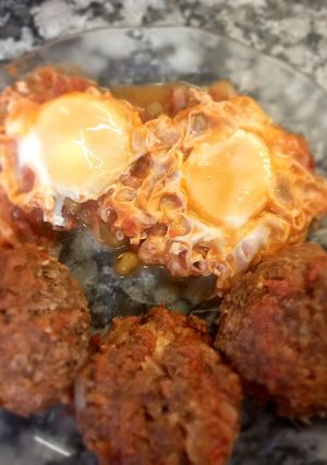Una foto de Albóndigas de Carne Rellenas con Puré y Huevos Rancheros