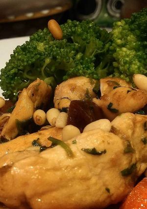 Una foto de Pollo con manzanas+piñones+brócoli