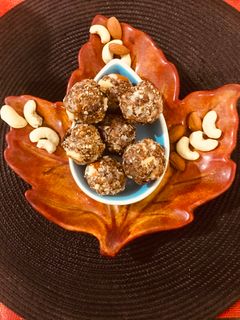 खजुर ड्रायफ्रुटस लाडु (khajur dry fruits ladoo recipe in marathi) रेसिपी चे मुख्य फोटो 