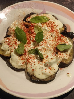 Una foto de Berenjena con salsa de yogurt y aguacate