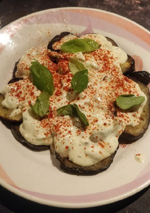Una foto de Berenjena con salsa de yogurt y aguacate