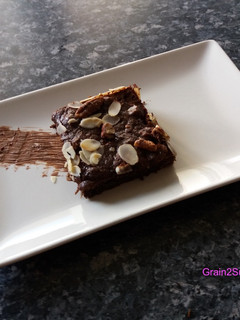 Une photo de Brownie aux noix de pécan et courgette