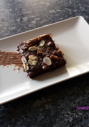 Une photo de Brownie aux noix de pécan et courgette