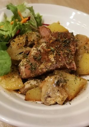 Sült tarja gombával és krumplival recept fotója