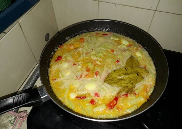 Bagaimana Menyiapkan Labu siam santan udang dan telor puyuh, Lezat
