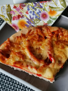 Sajtos szélű pizza gluténmentesen recept fotója