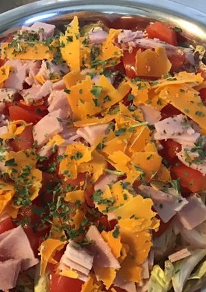 Une photo de Salade castelfranco aux tomates oignon rose jambon blanc et leicester