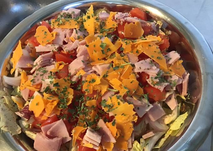 Salade castelfranco aux tomates oignon rose jambon blanc et leicester