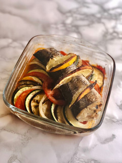 Una foto de Ratatouille con merluza al horno