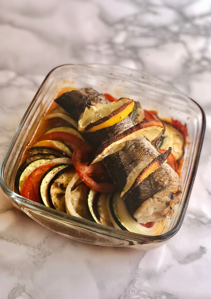 Una foto de Ratatouille con merluza al horno