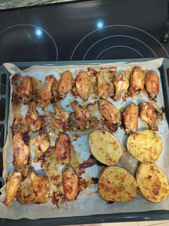 Una foto de Alitas de pollo a la barbacoa con patatas