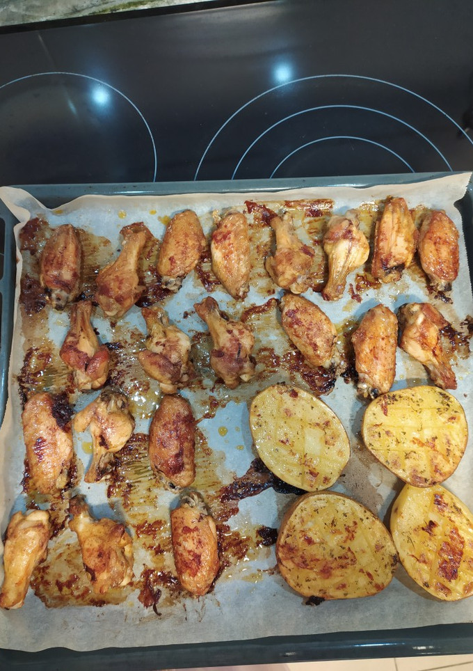 Una foto de Alitas de pollo a la barbacoa con patatas